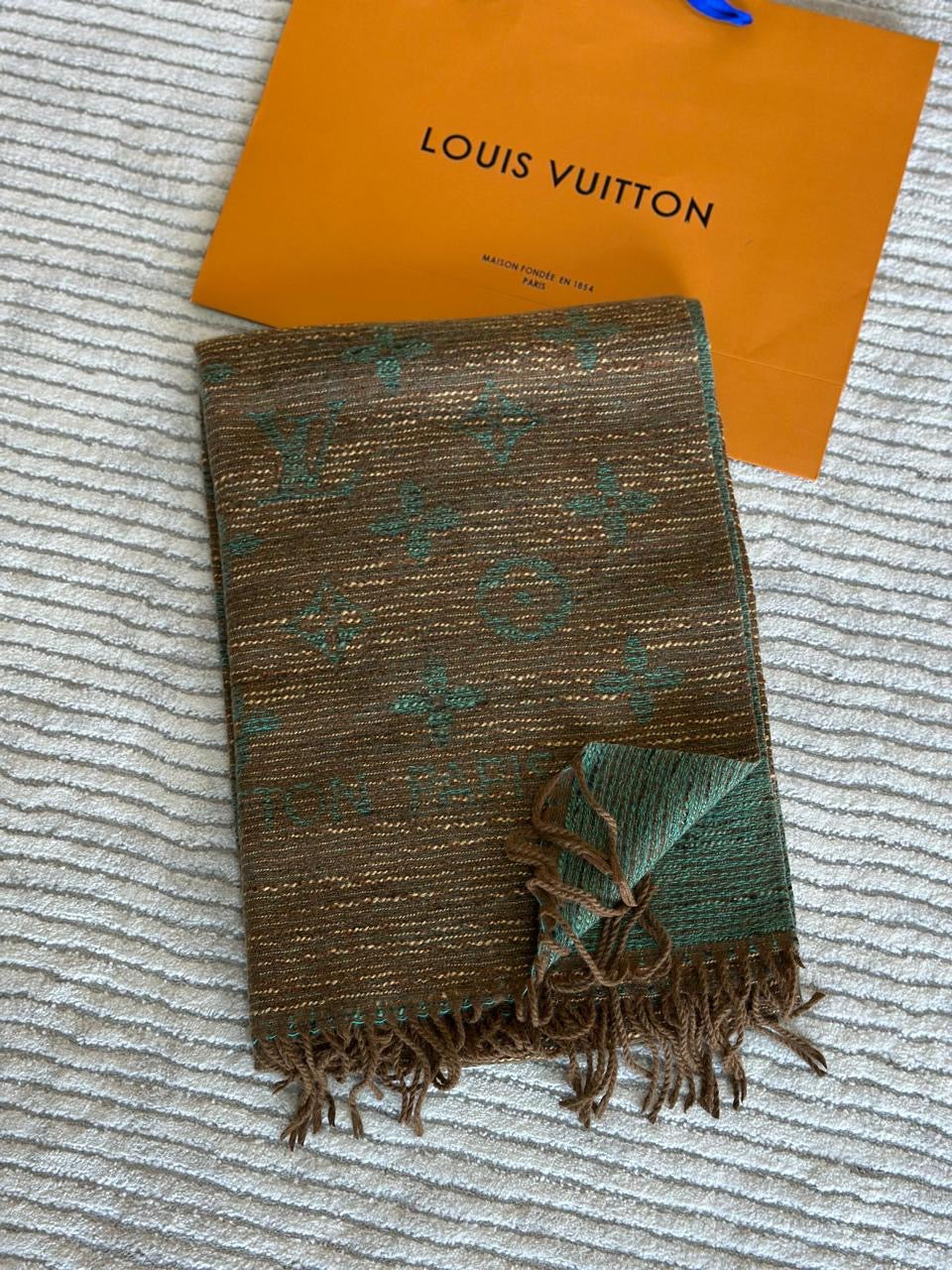 Lv scarf