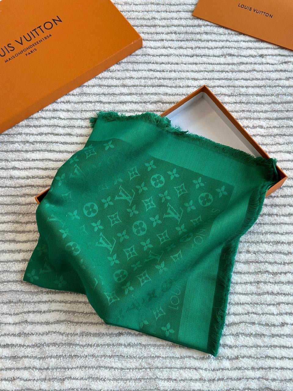 Lv scarf