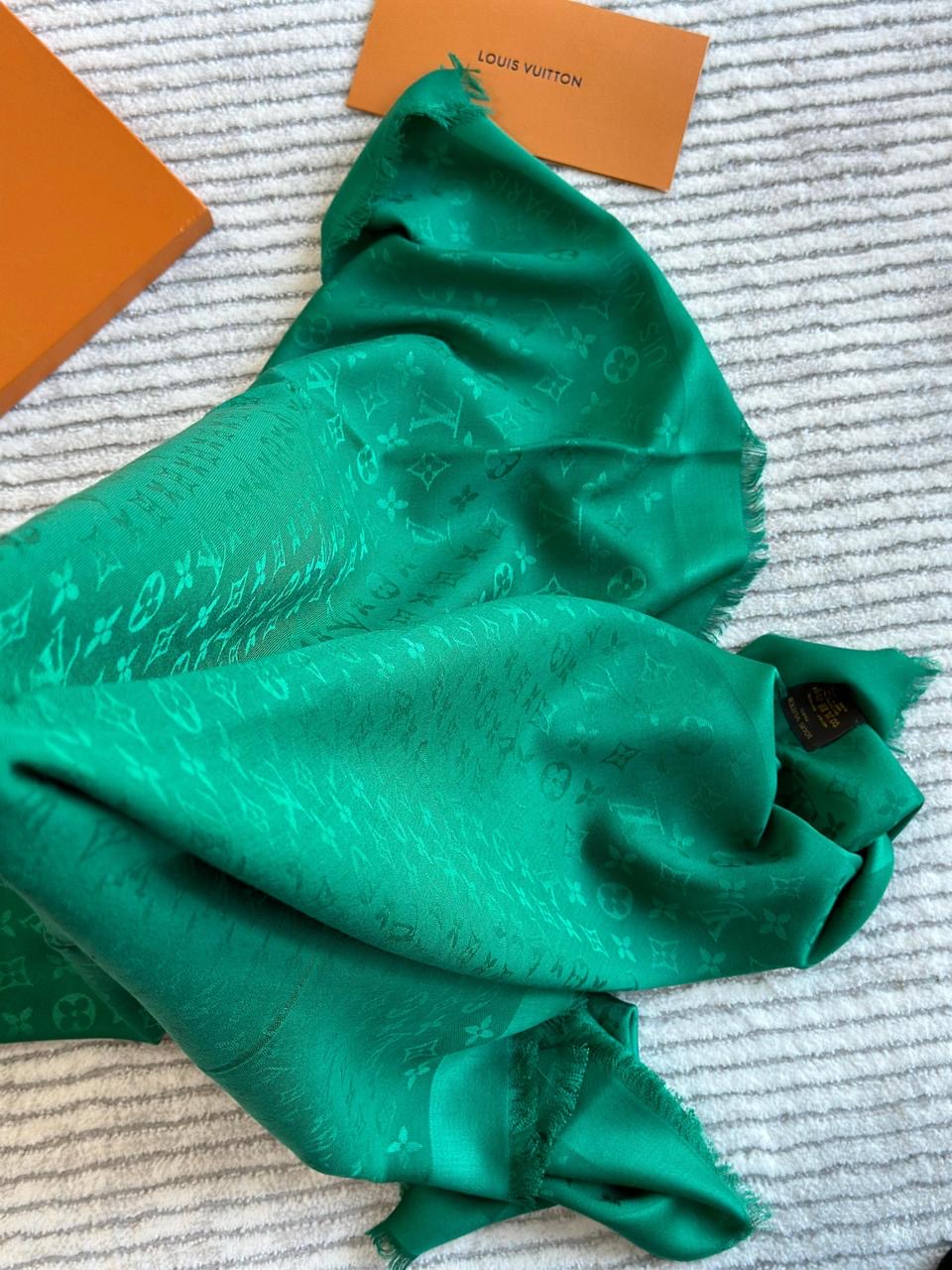 Lv scarf