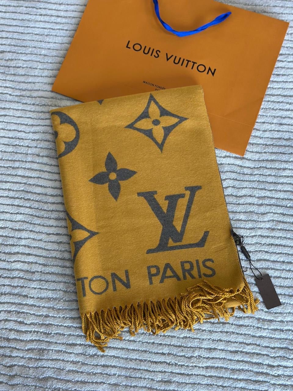Lv scarf