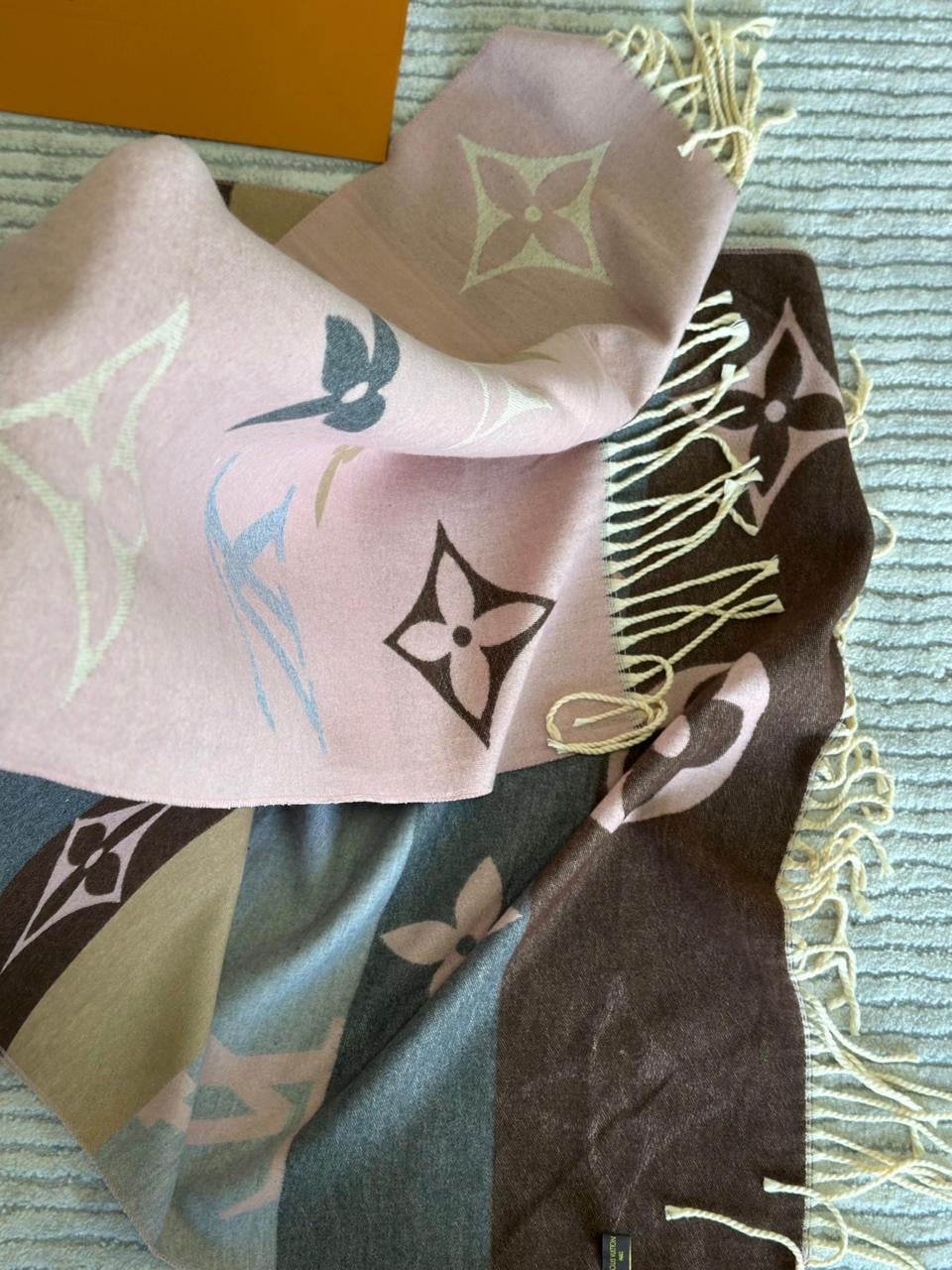 Lv scarf
