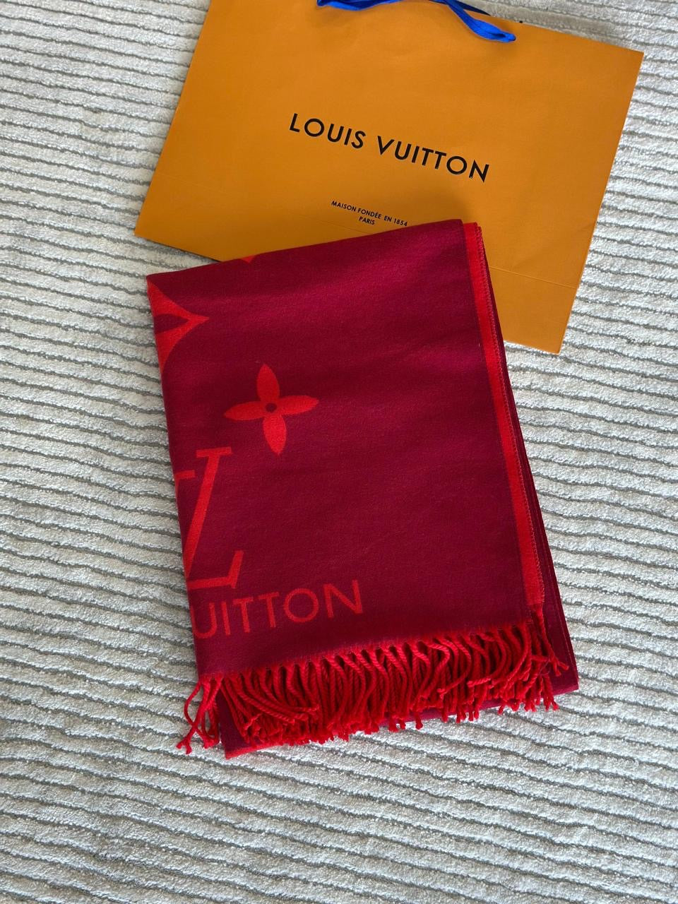 Lv scarf