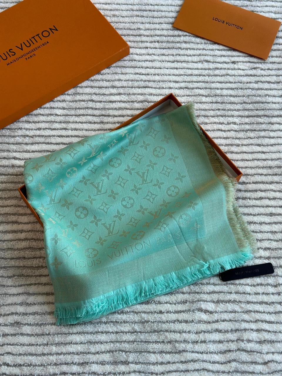 Lv scarf