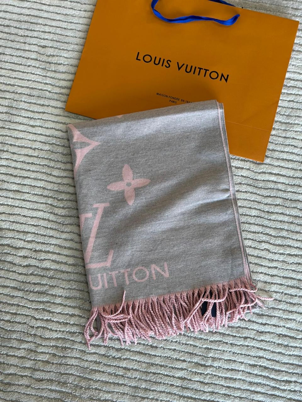 Lv scarf