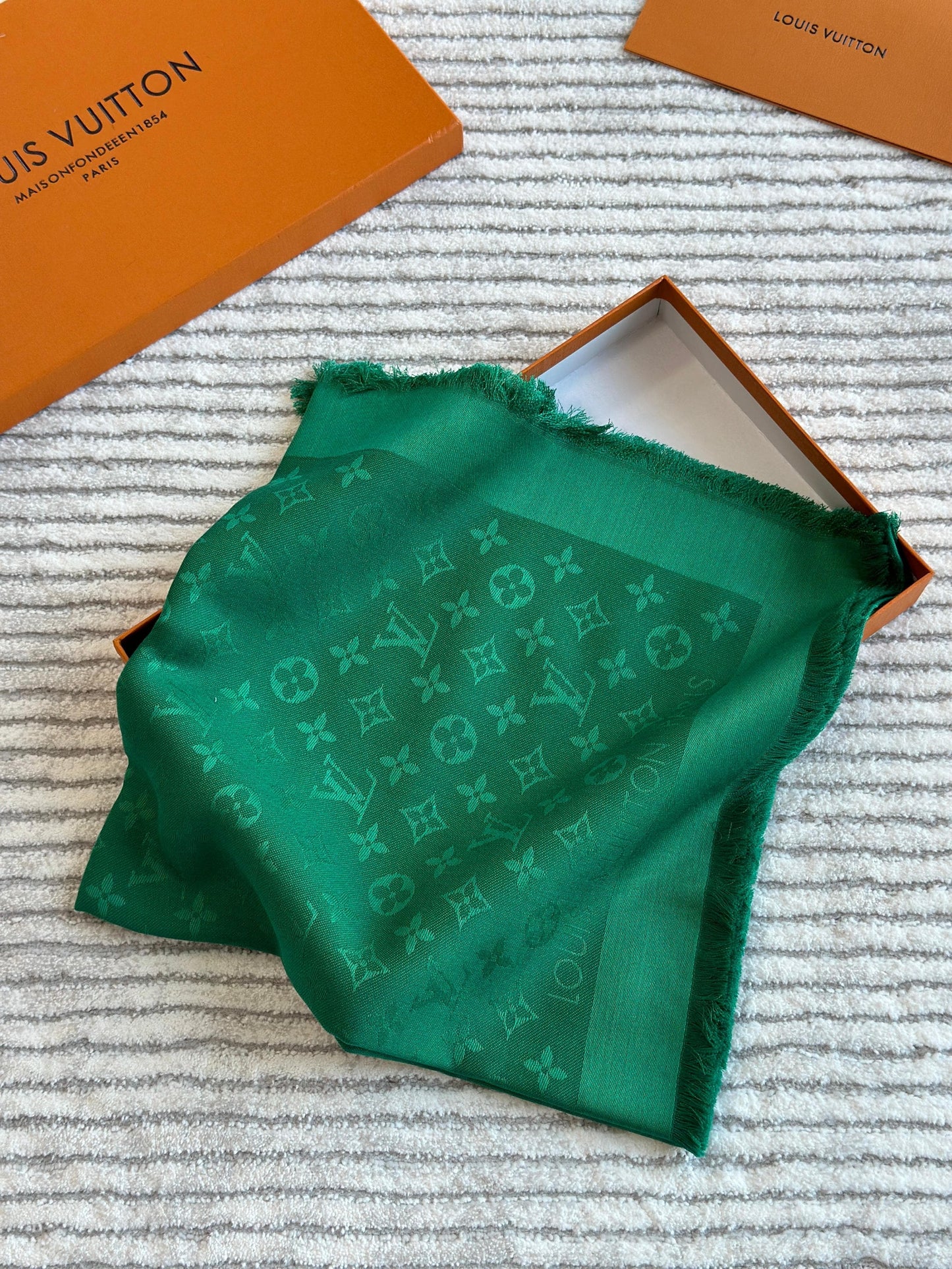 Lv scarf