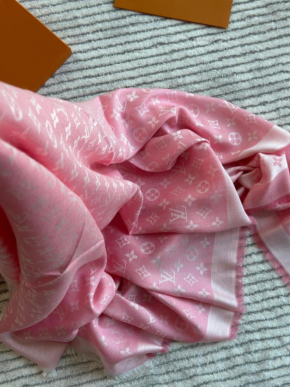Lv scarf