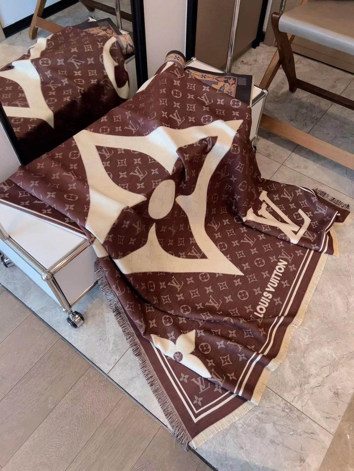 Lv shawl