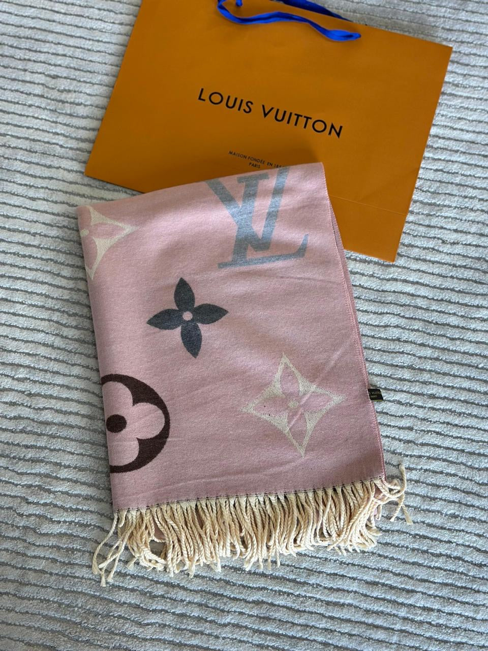 Lv scarf