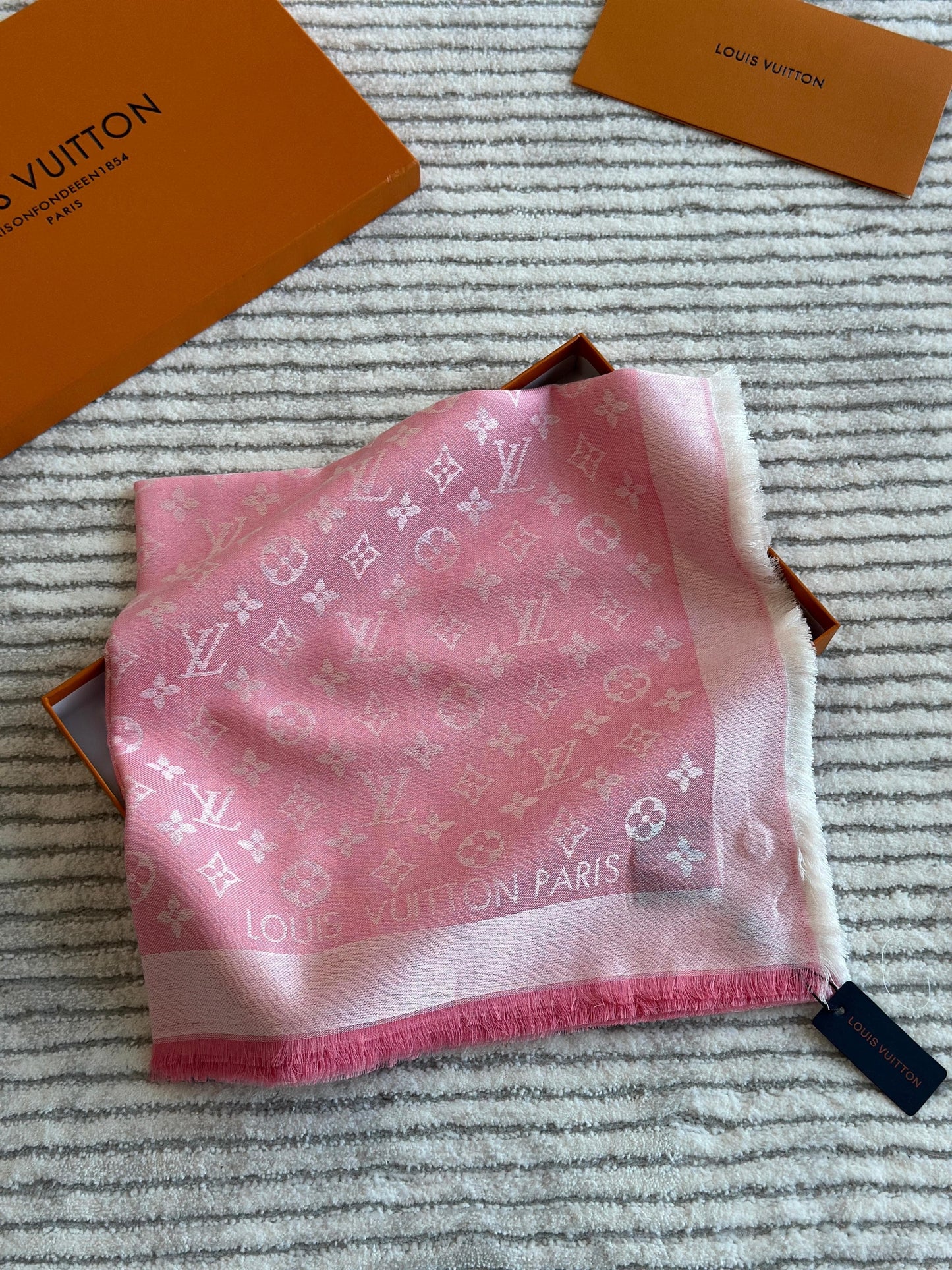 Lv scarf