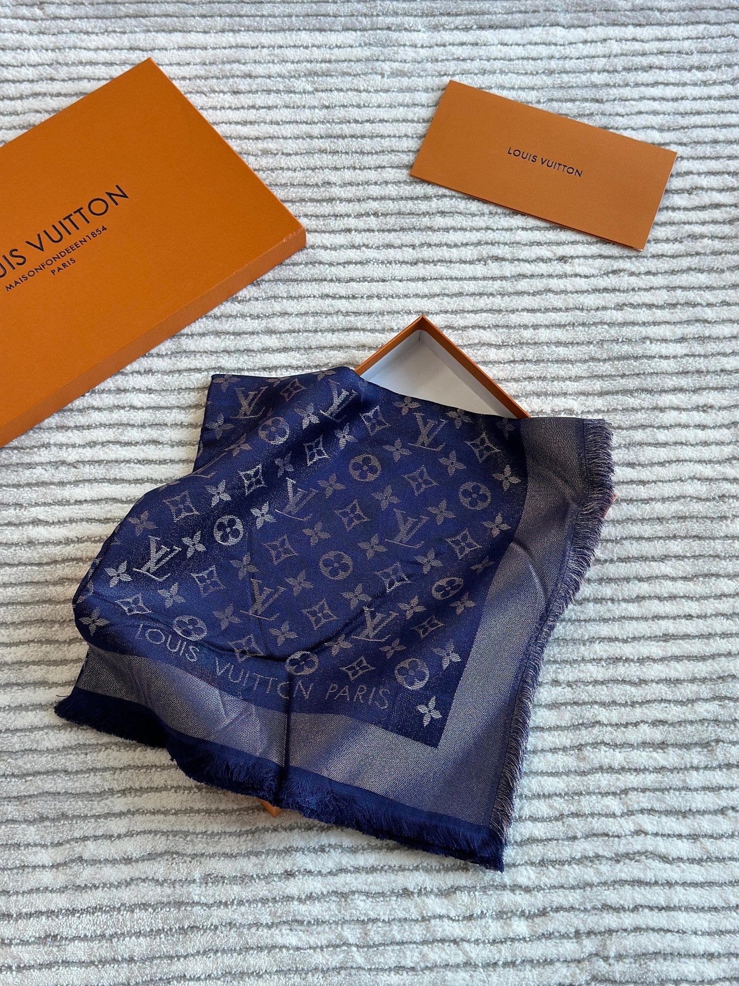 Lv scarf