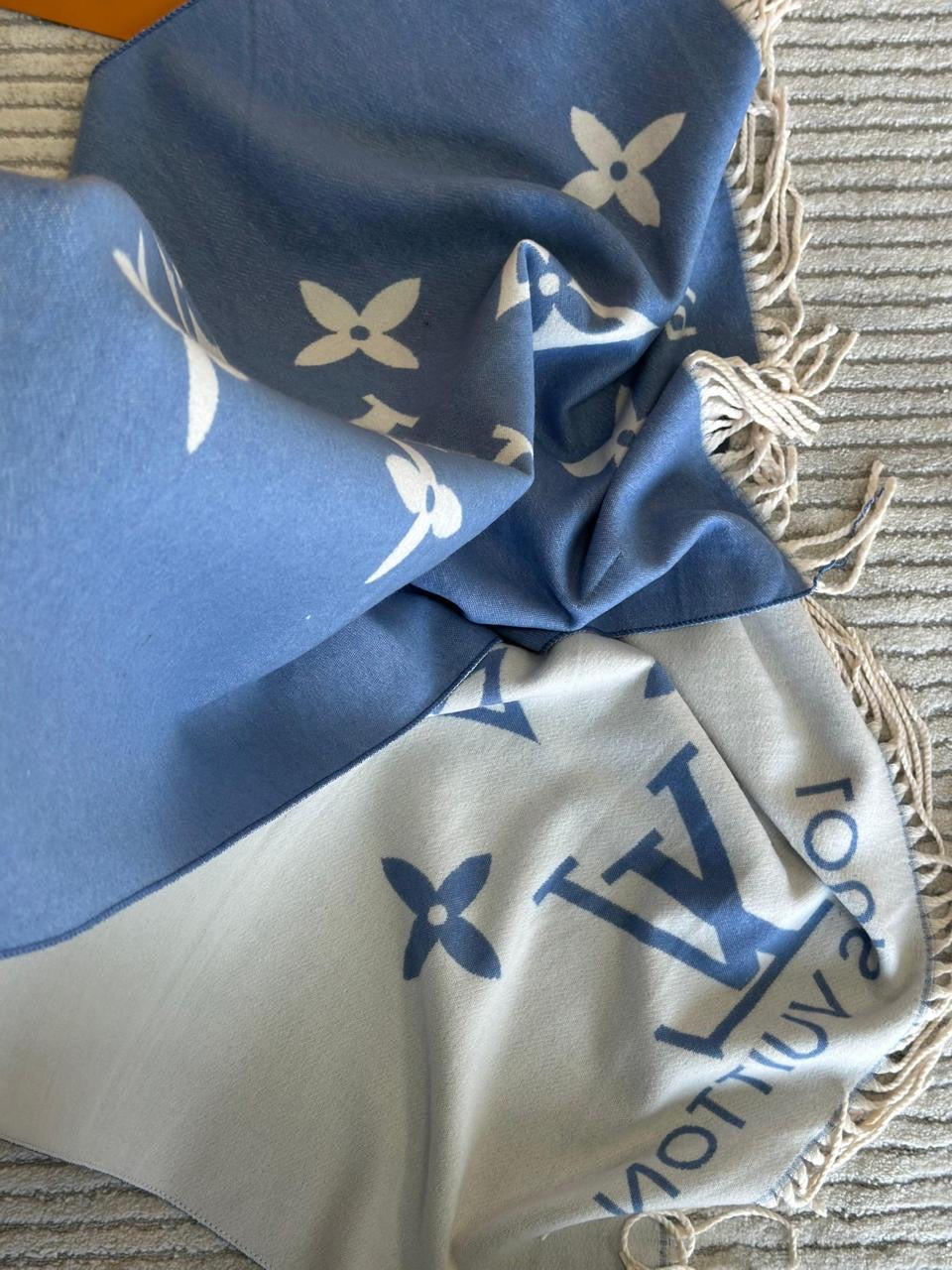 Lv scarf