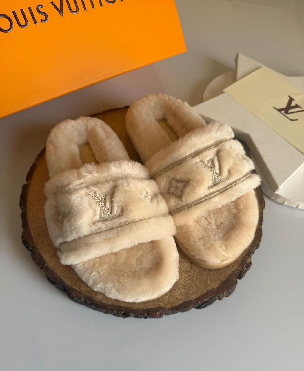 Lv slippers