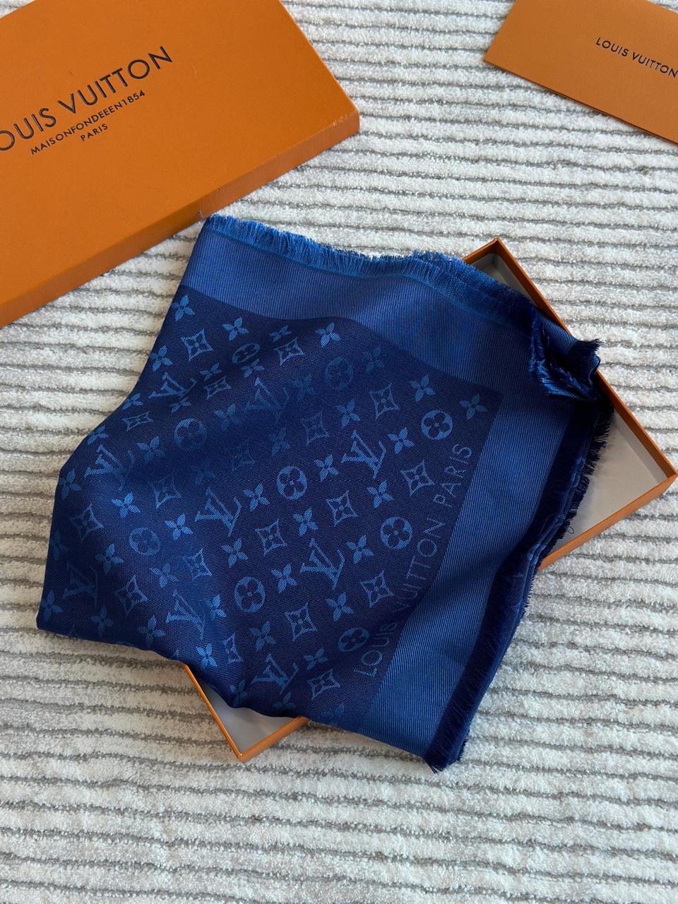 Lv scarf