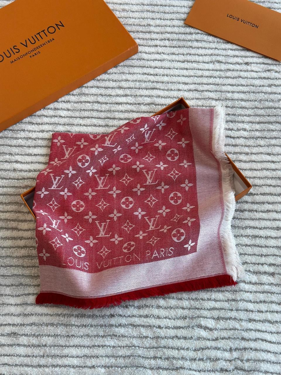 Lv scarf
