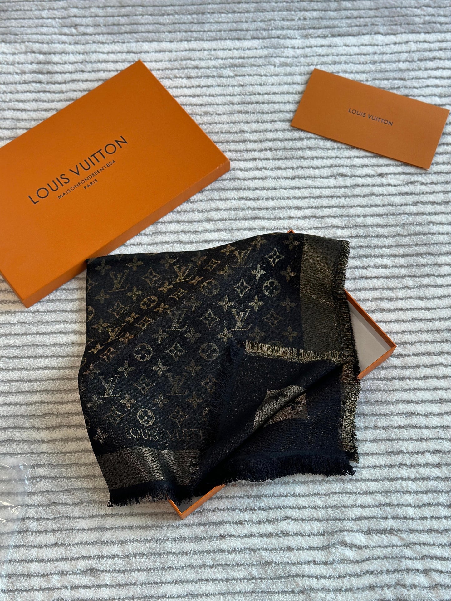Lv scarf