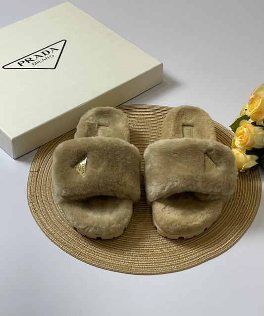 Prada slippers with fur