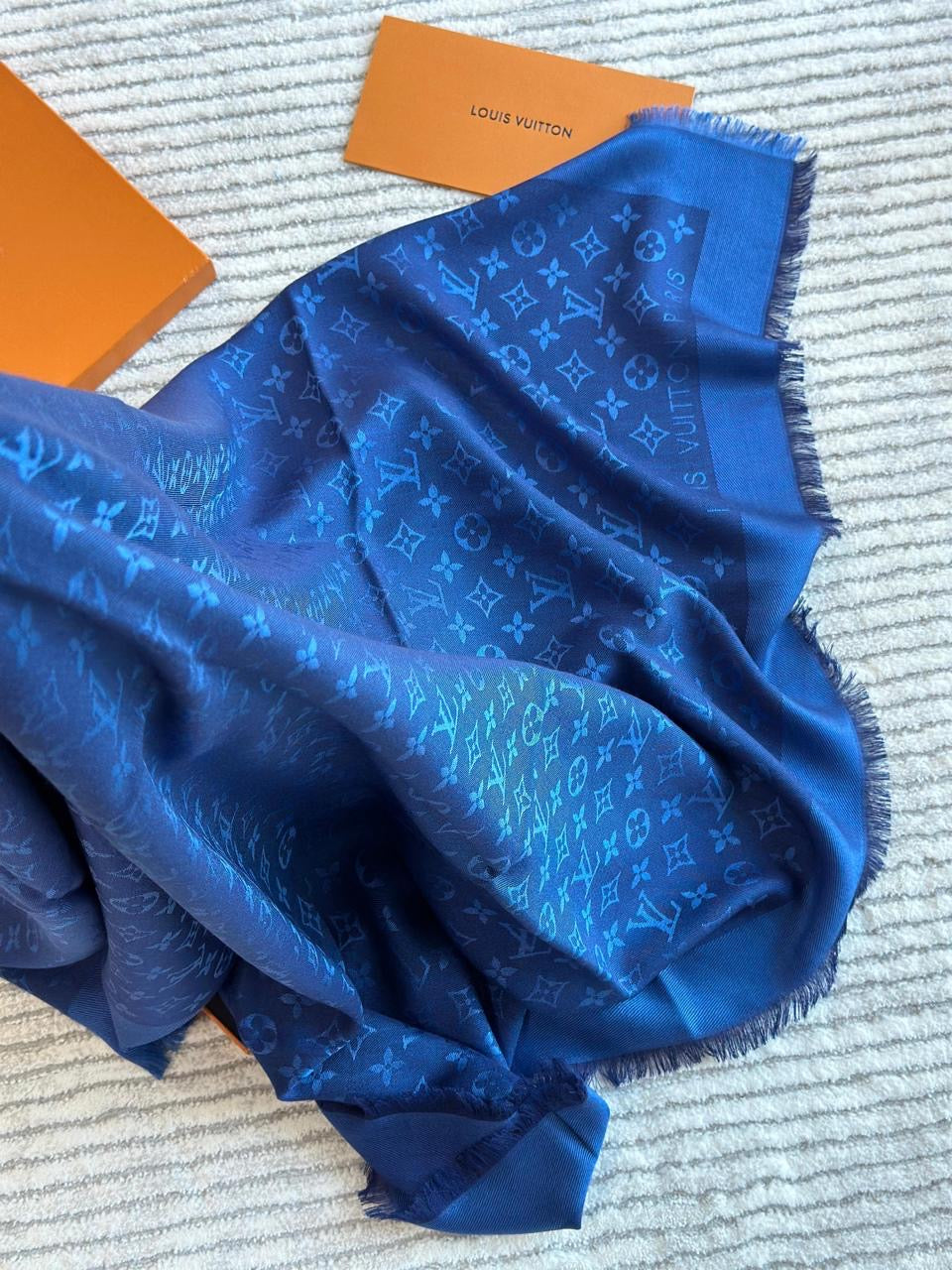 Lv scarf