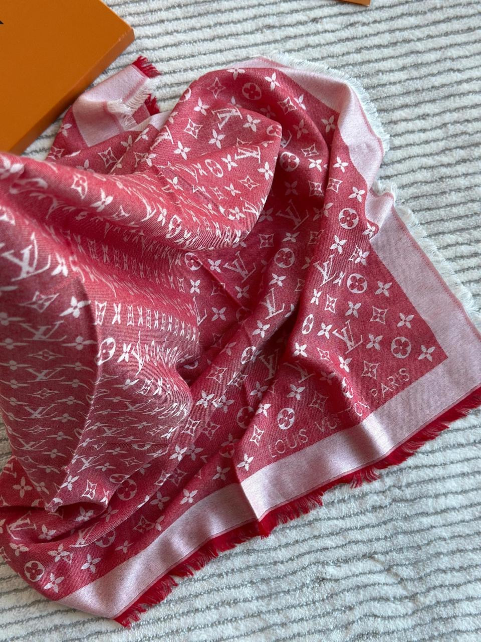 Lv scarf