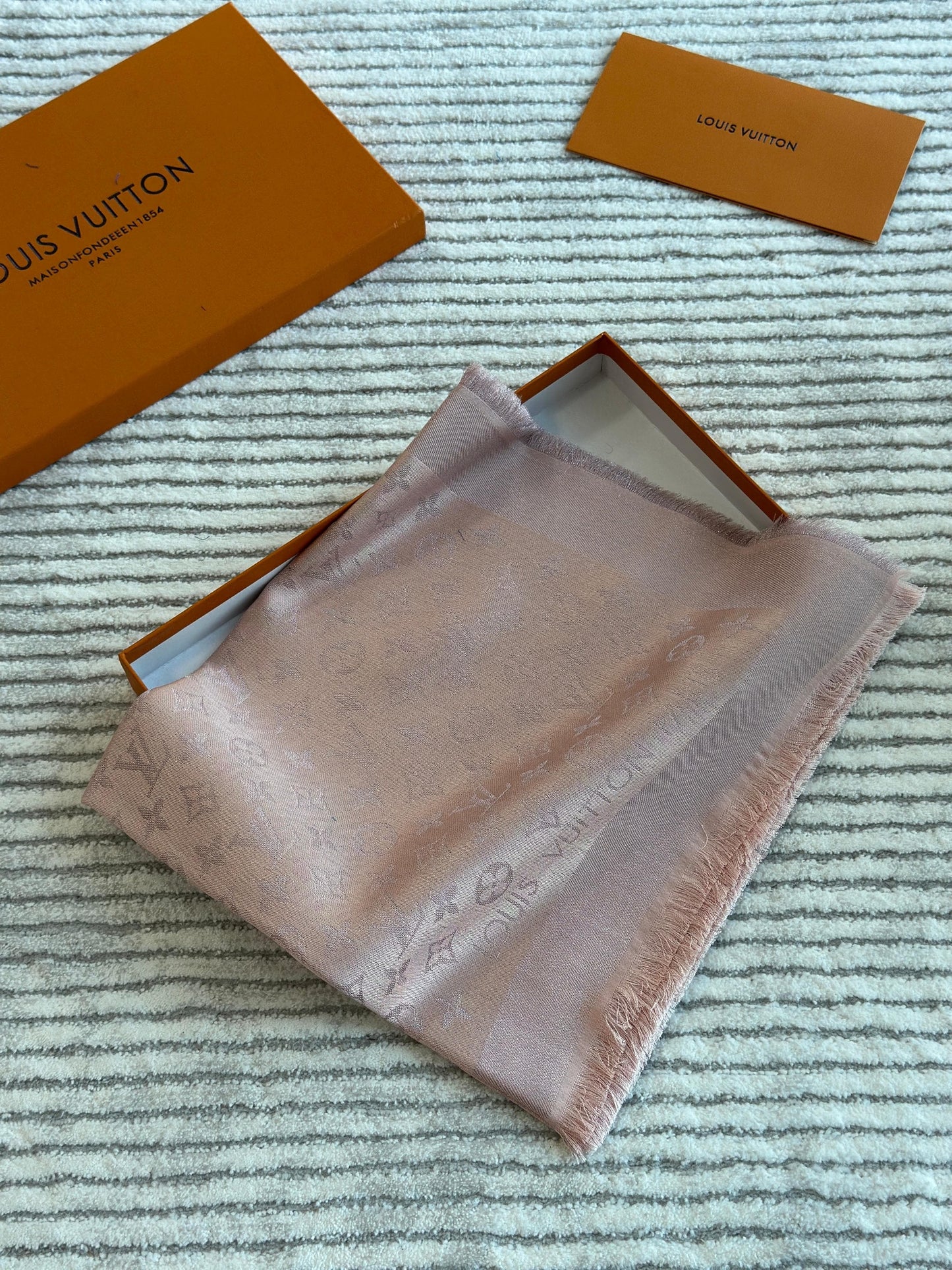 Lv scarf