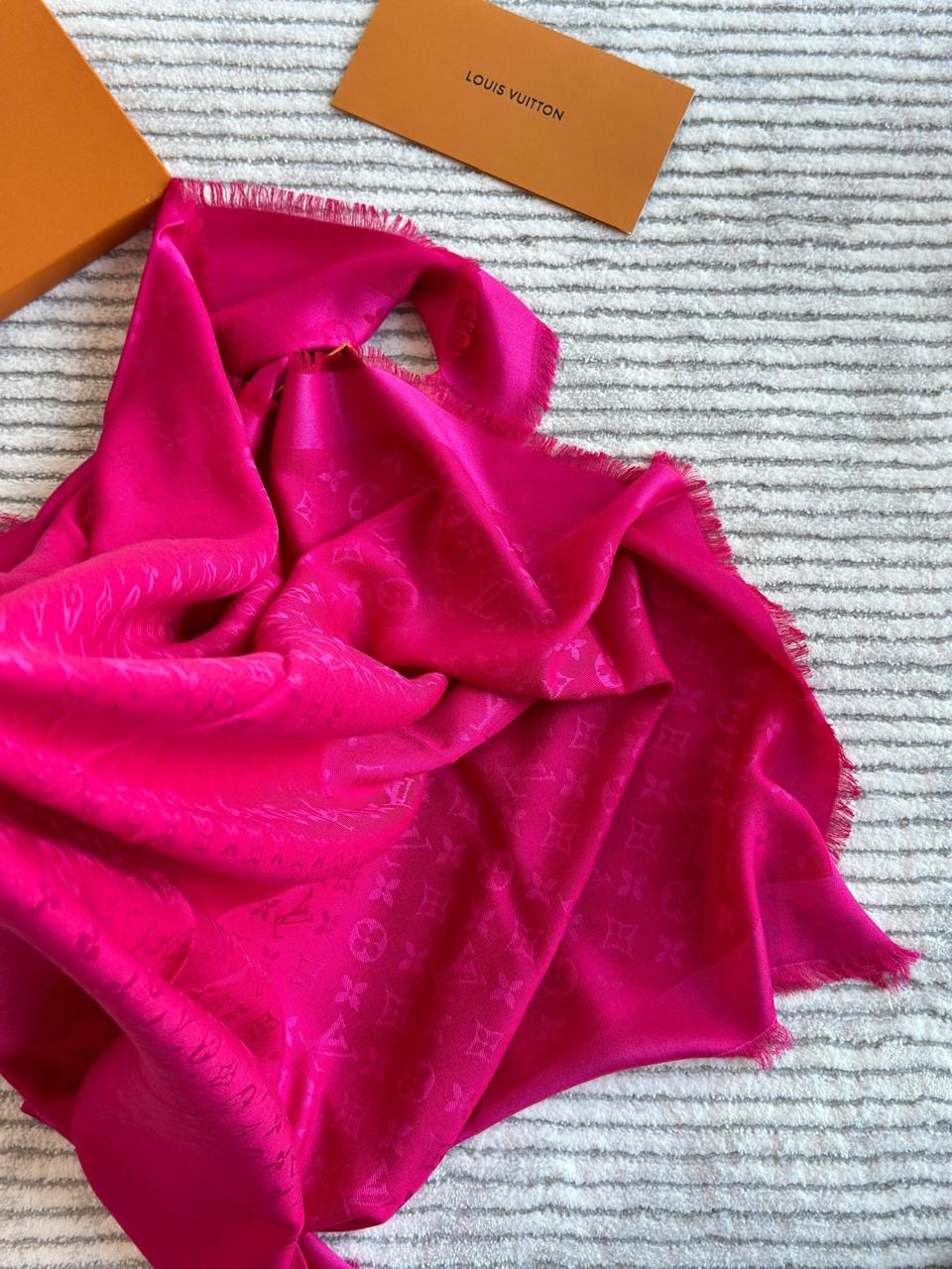 Lv scarf