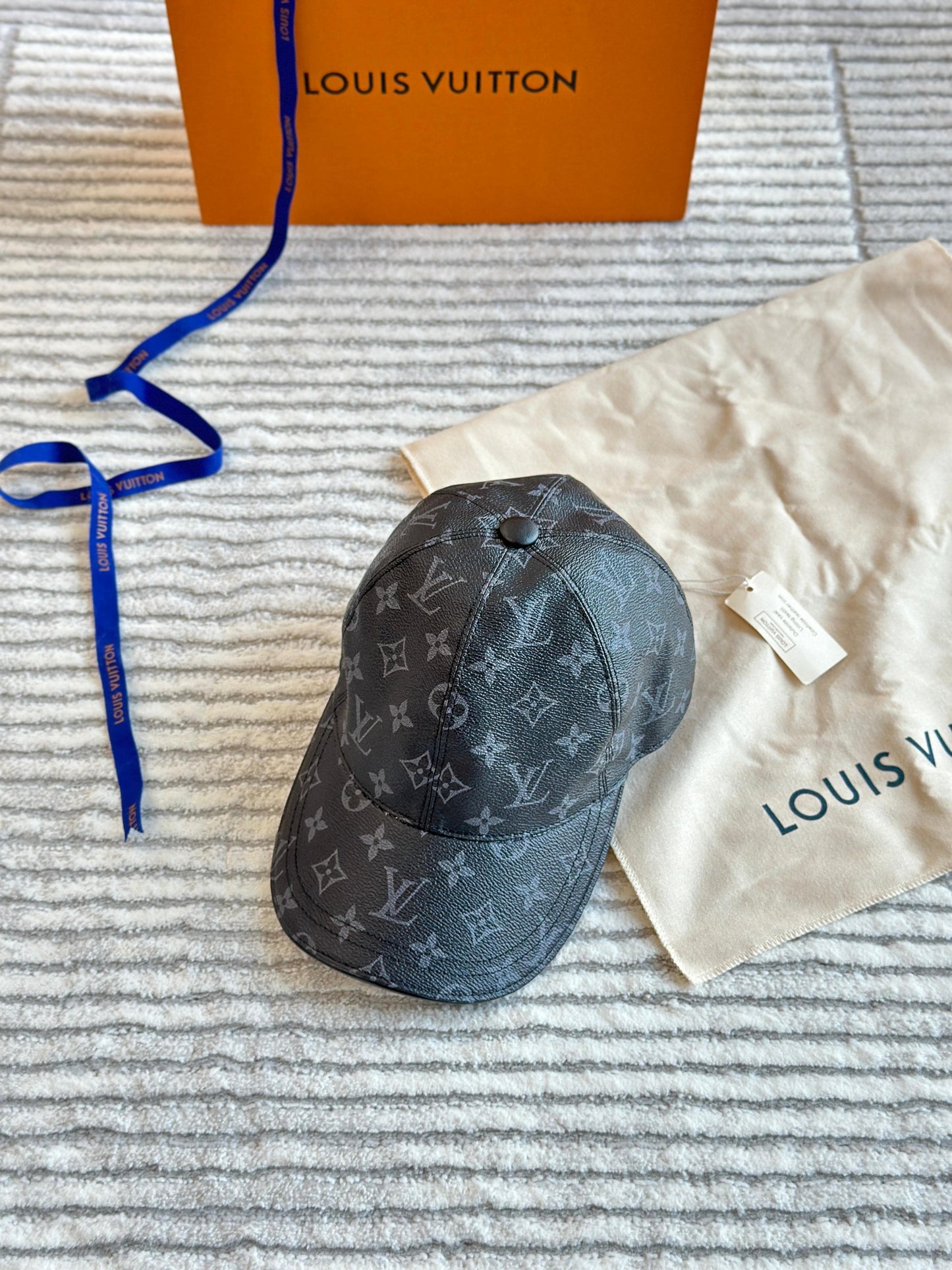 Lv hat