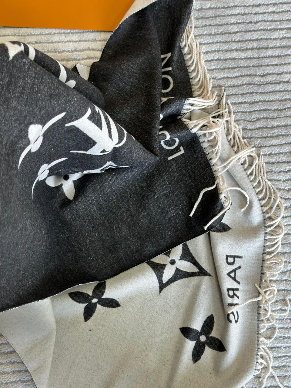 Lv scarf