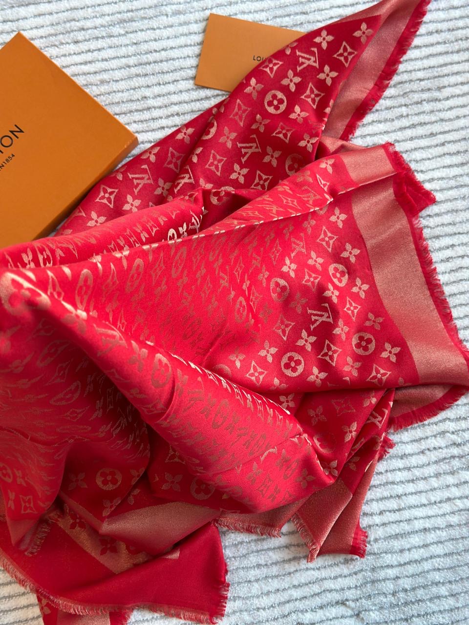 Lv scarf