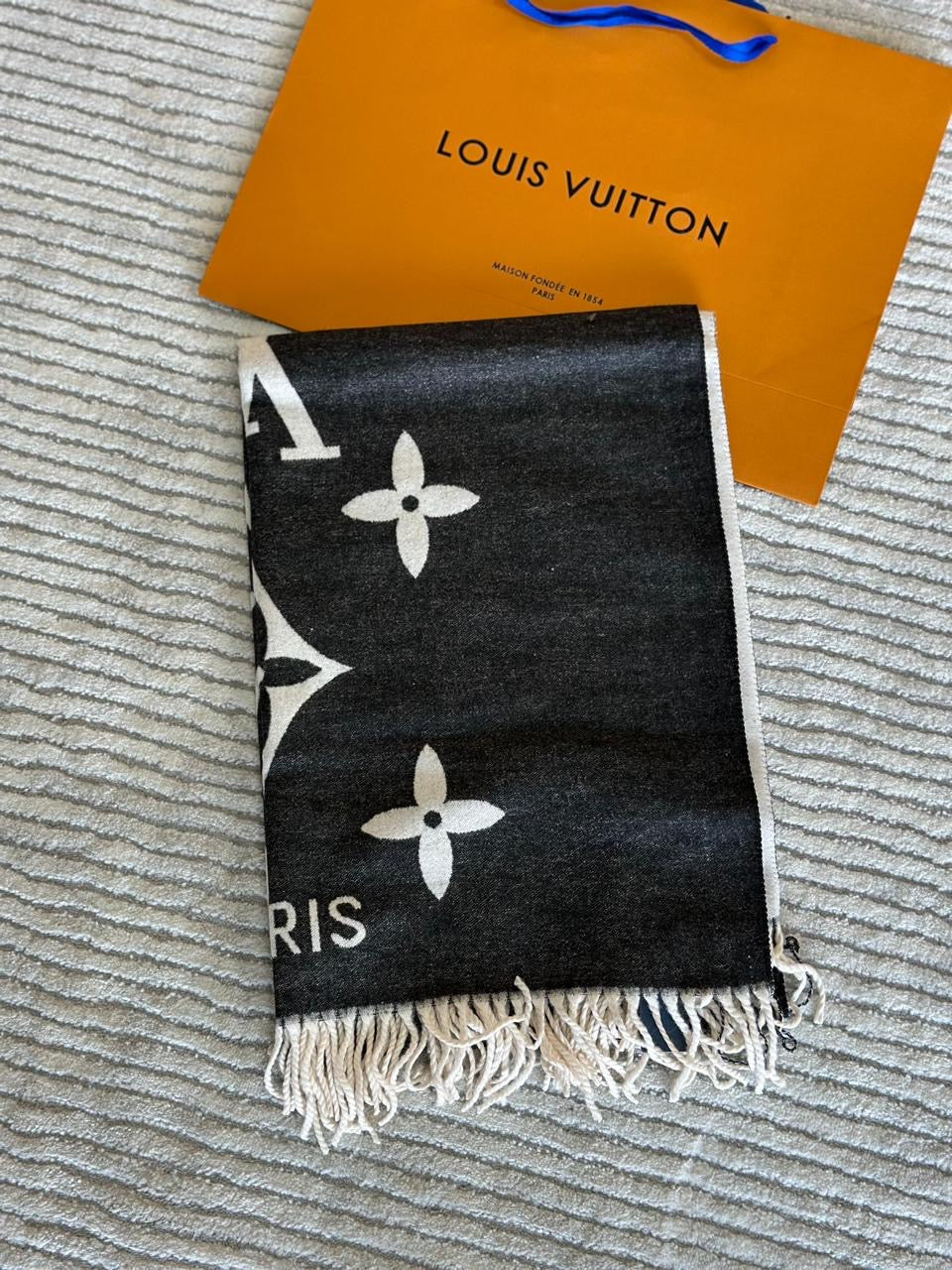 Lv scarf