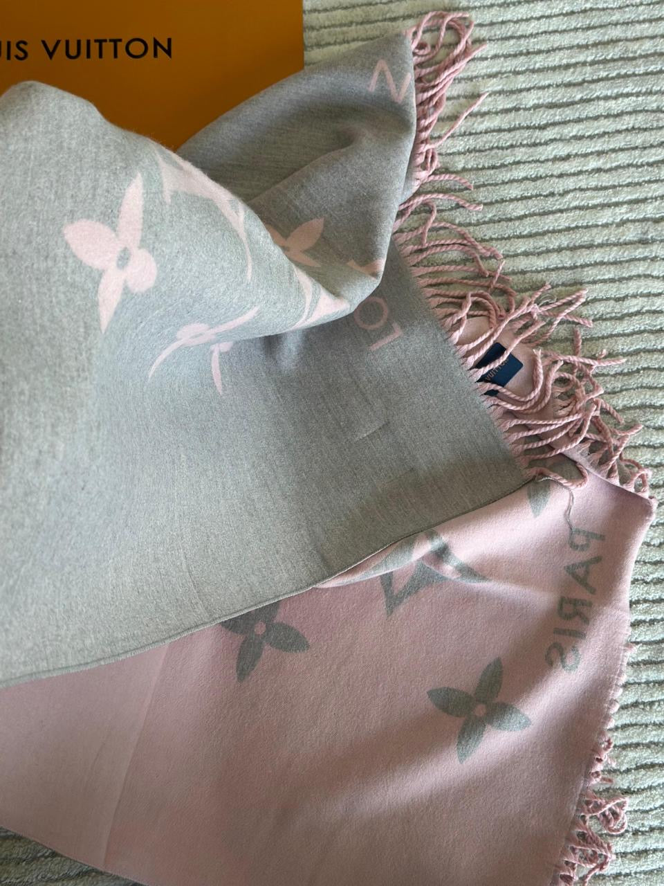 Lv scarf