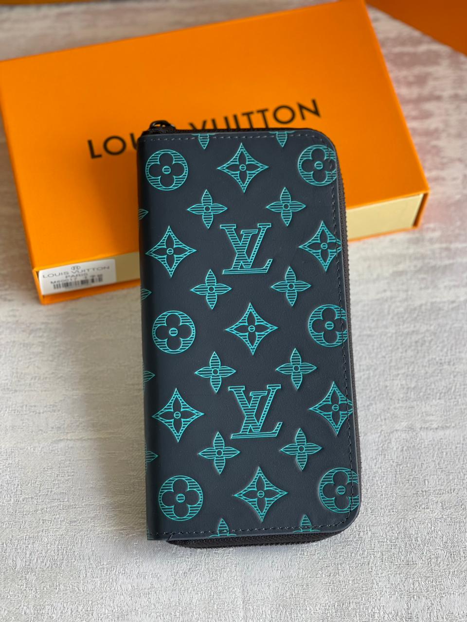 Lv wallet - long with zipper
