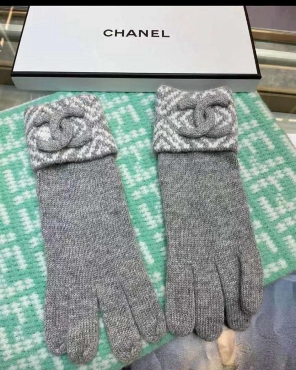Lv gloves
