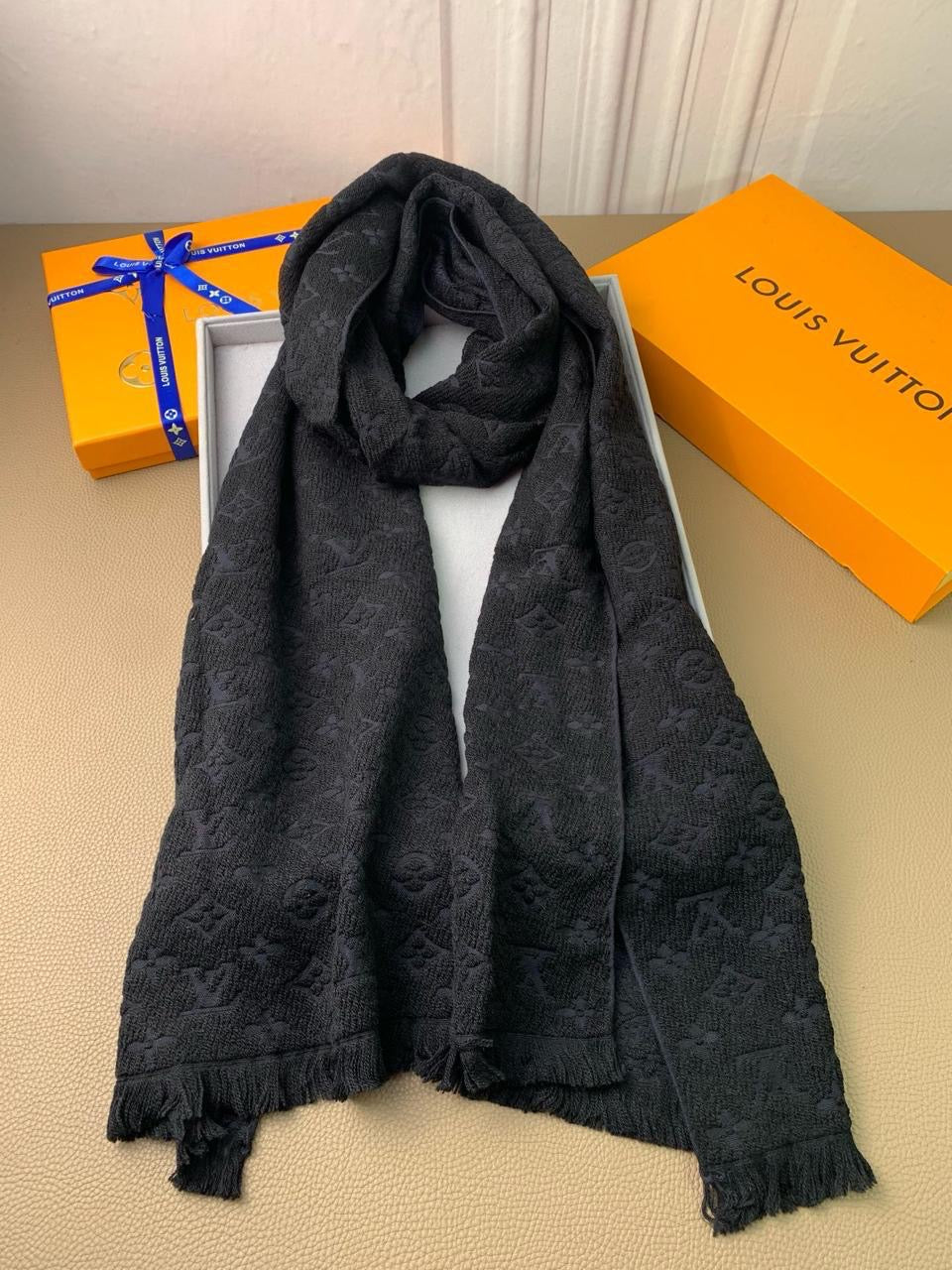 Lv scarf