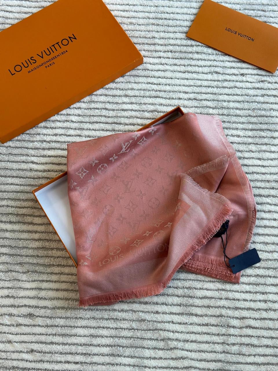 Lv scarf