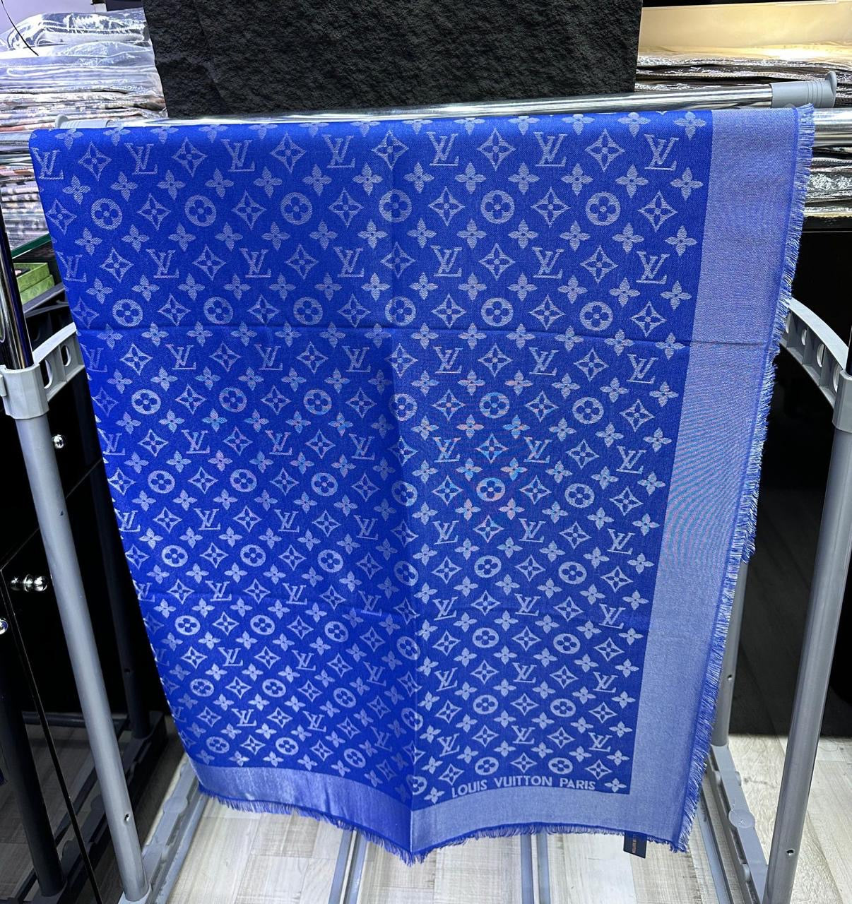 Lv scarf