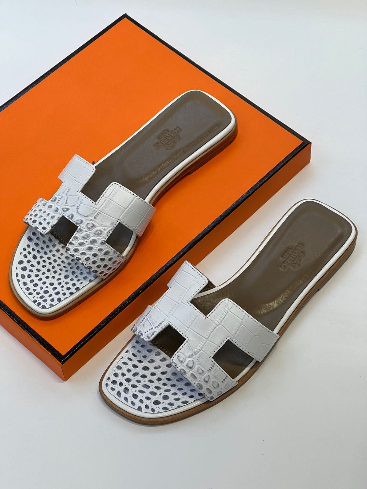 Hermes slippers oran crocodile white