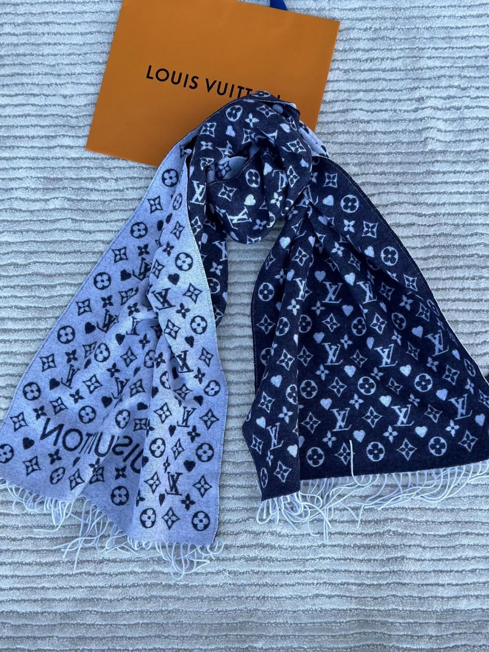 Lv scarf