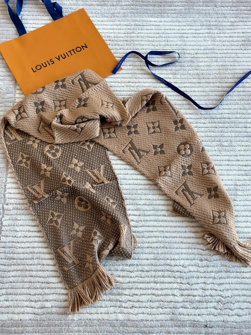 Lv scarf