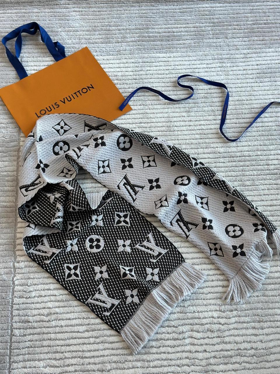 Lv scarf