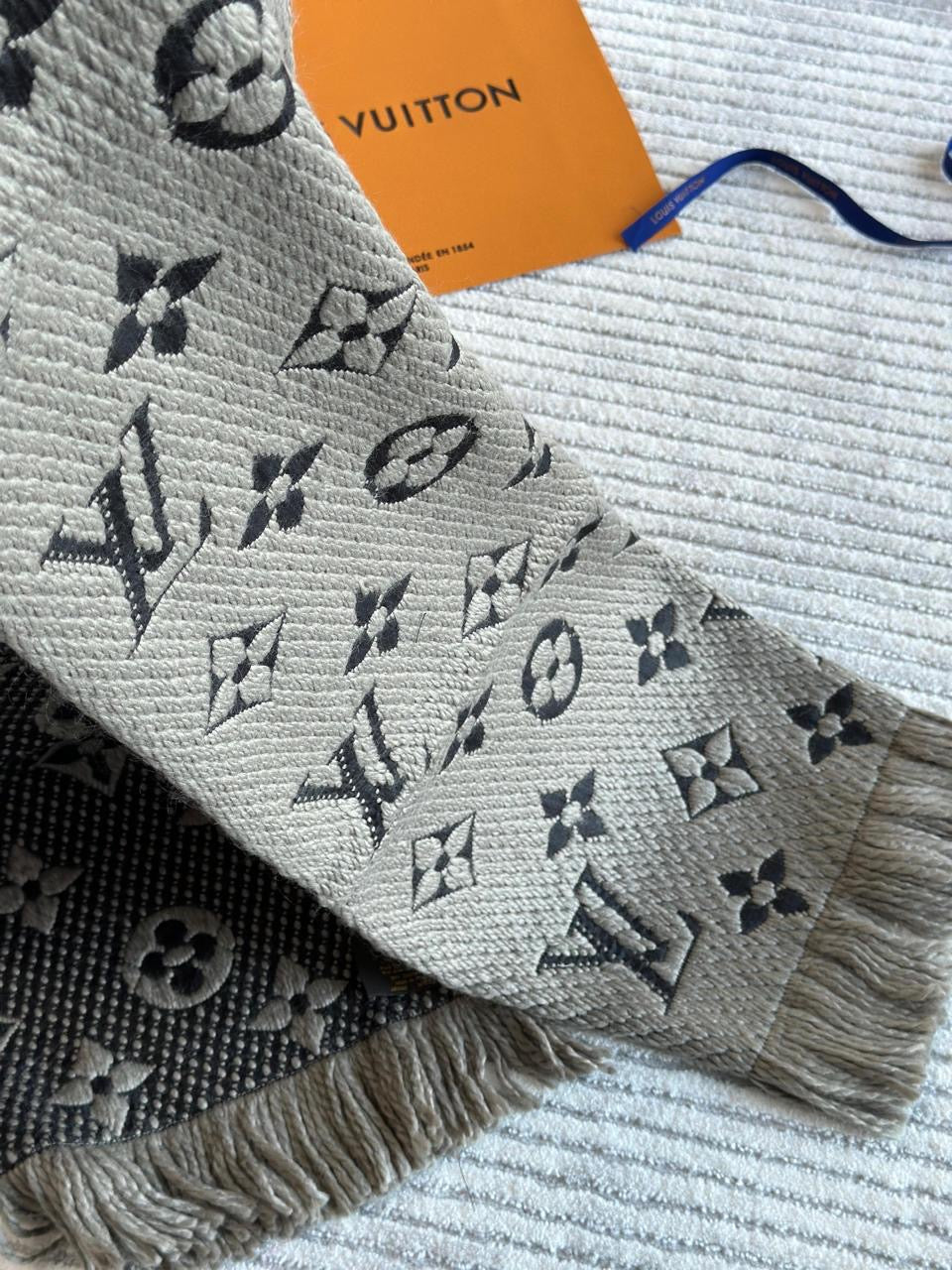 Lv scarf