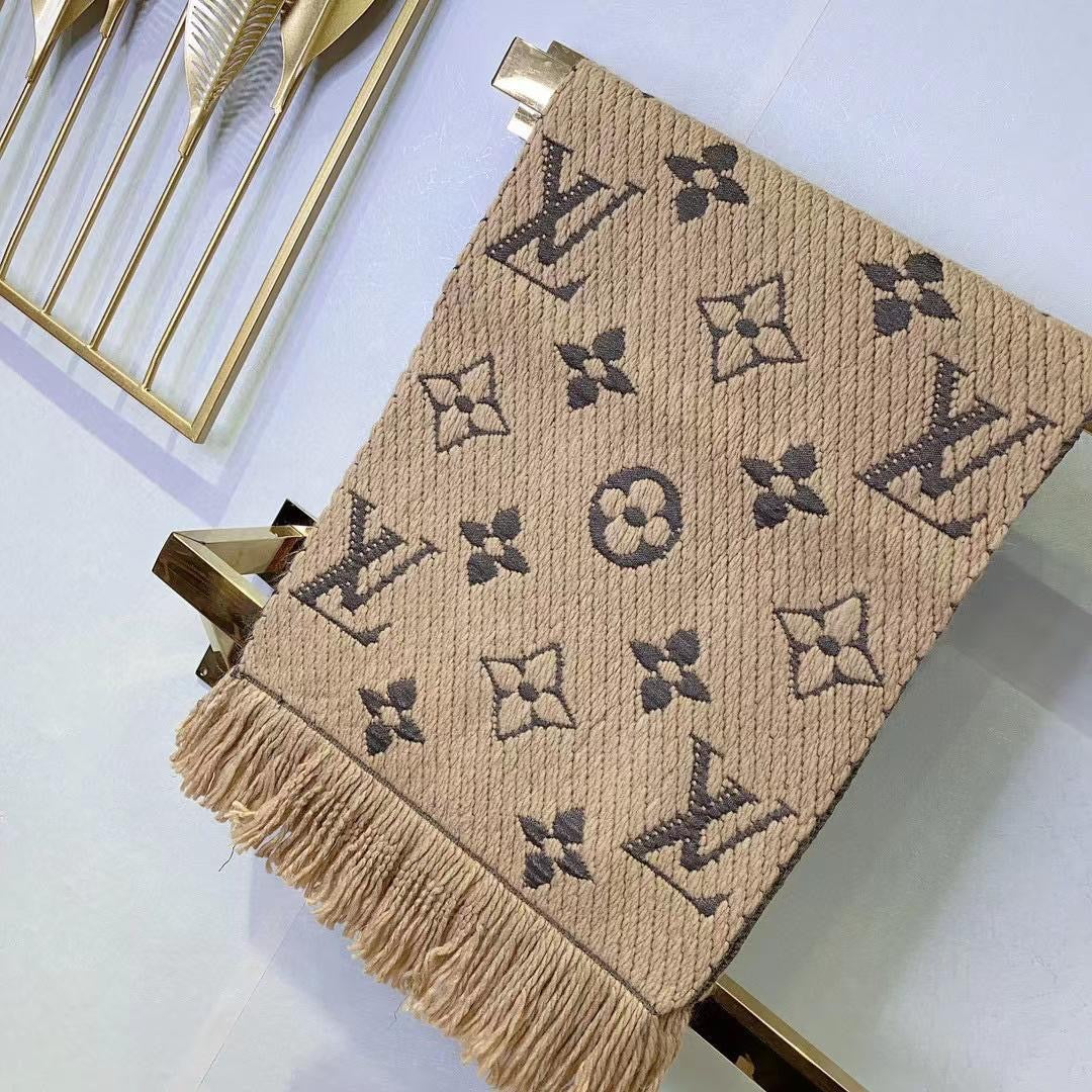 Lv scarf