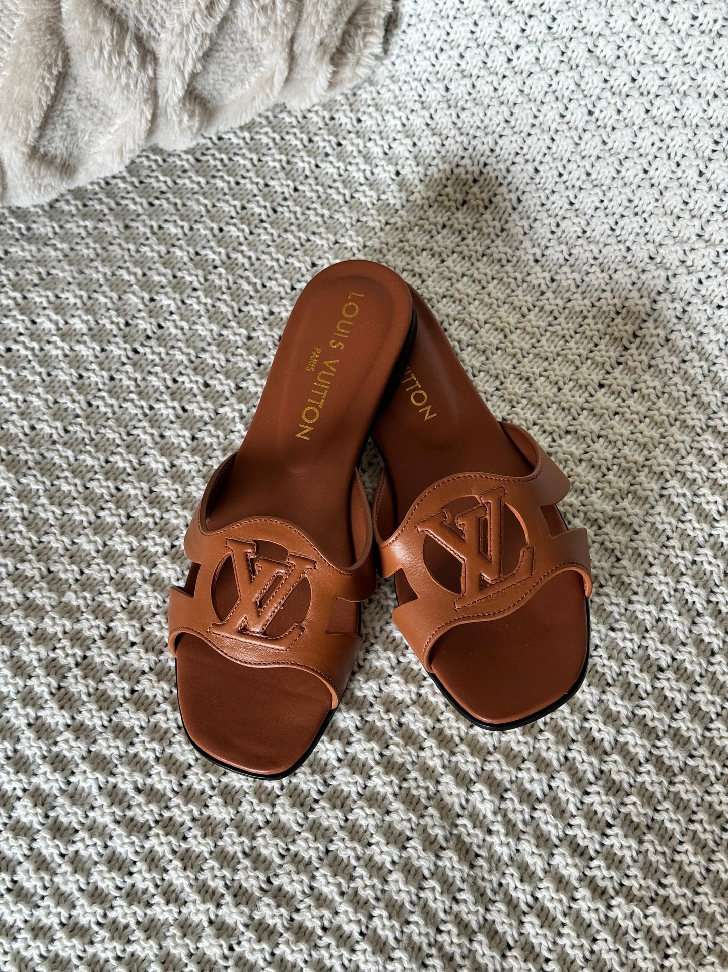 Lv slippers