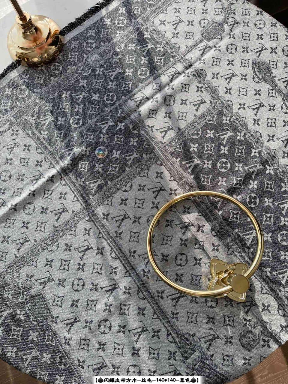 Lv scarf 140x140