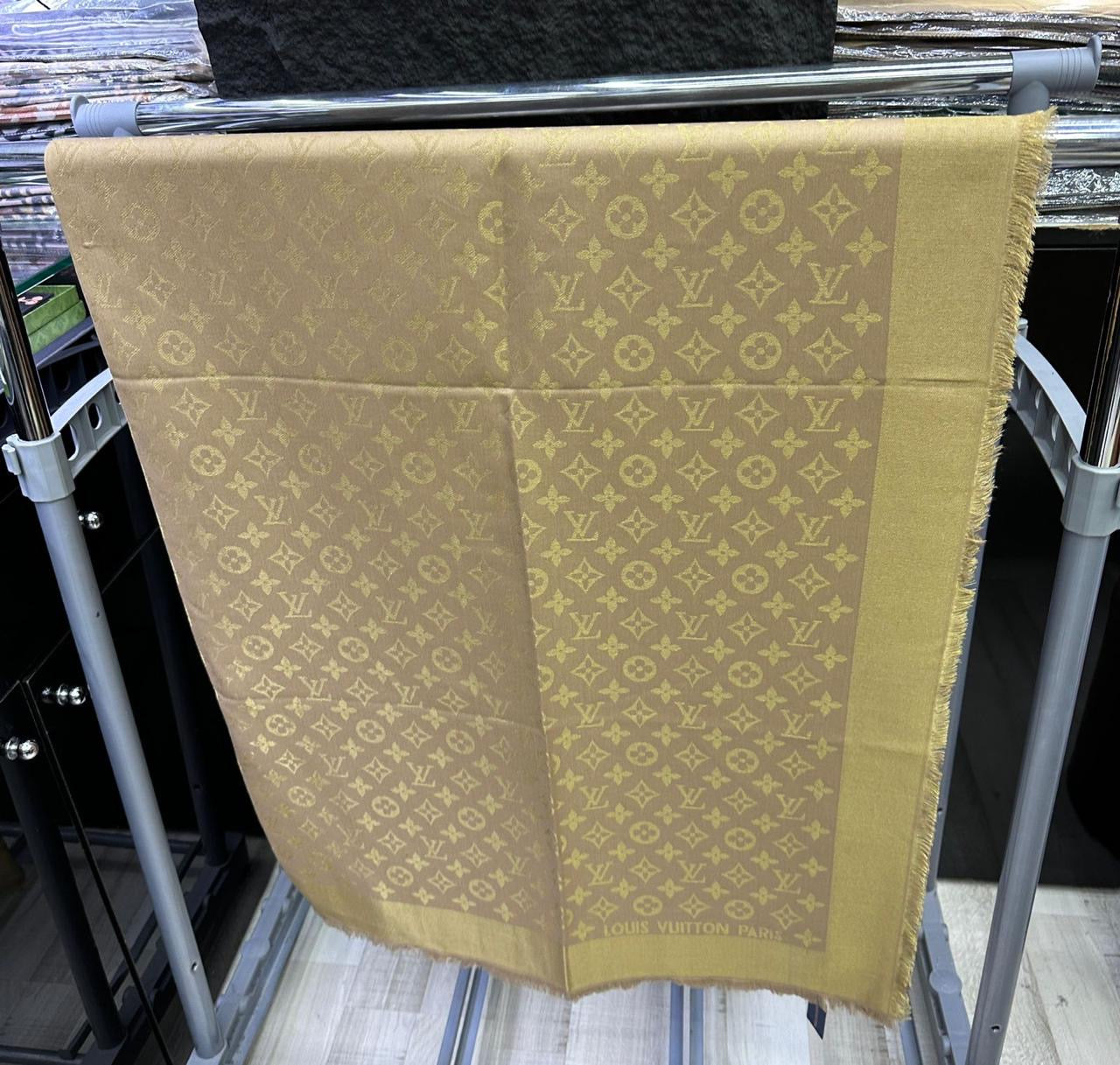 Lv scarf