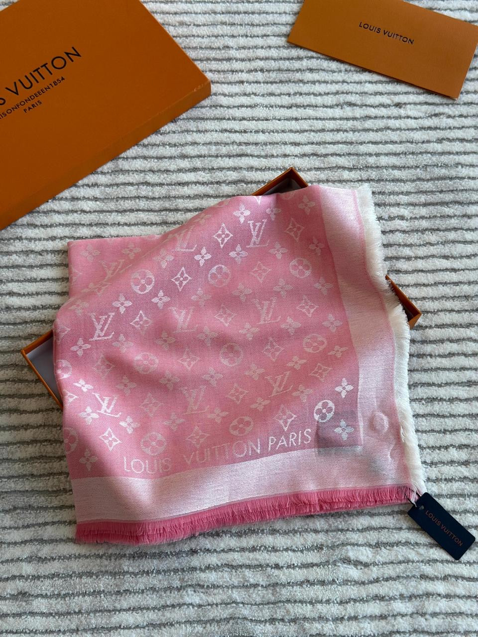Lv scarf