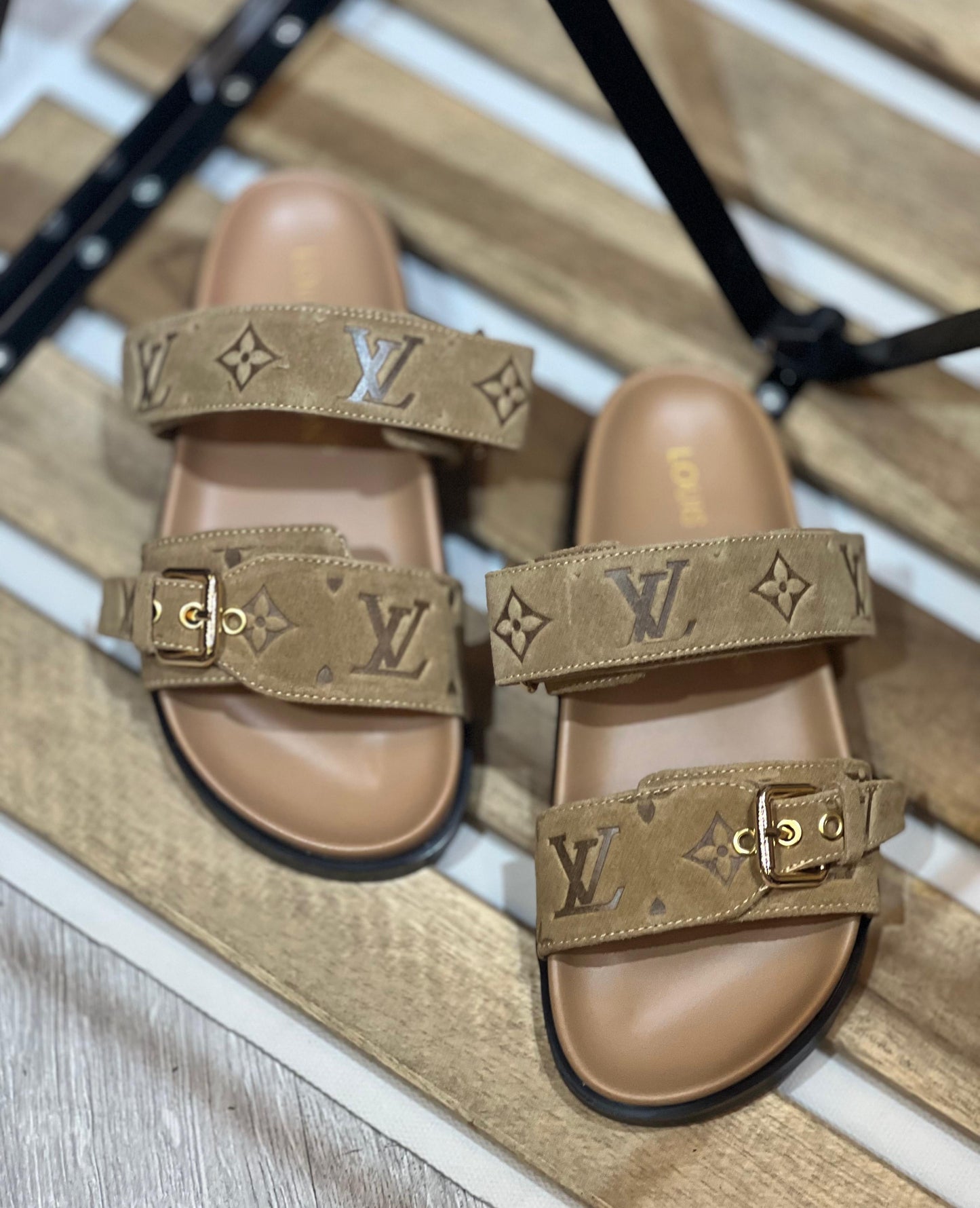 Lv slippers beige