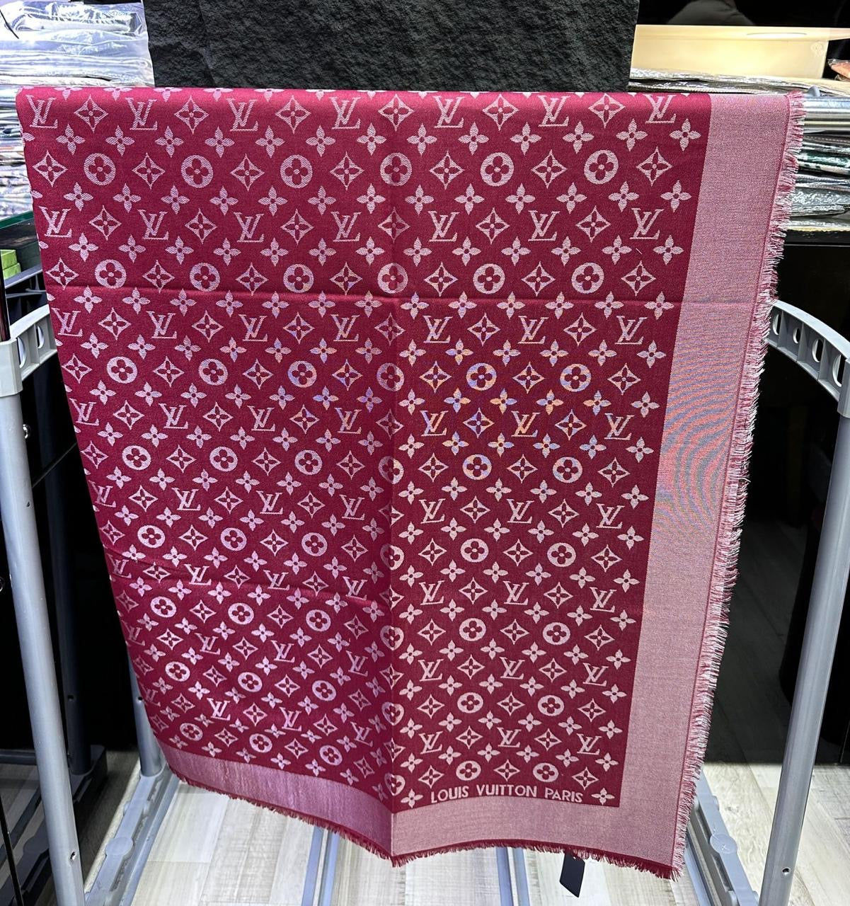 Lv scarf