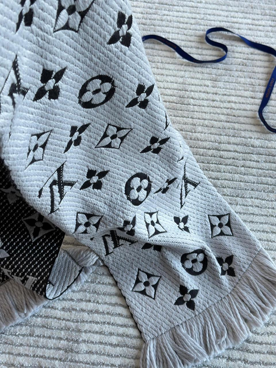 Lv scarf