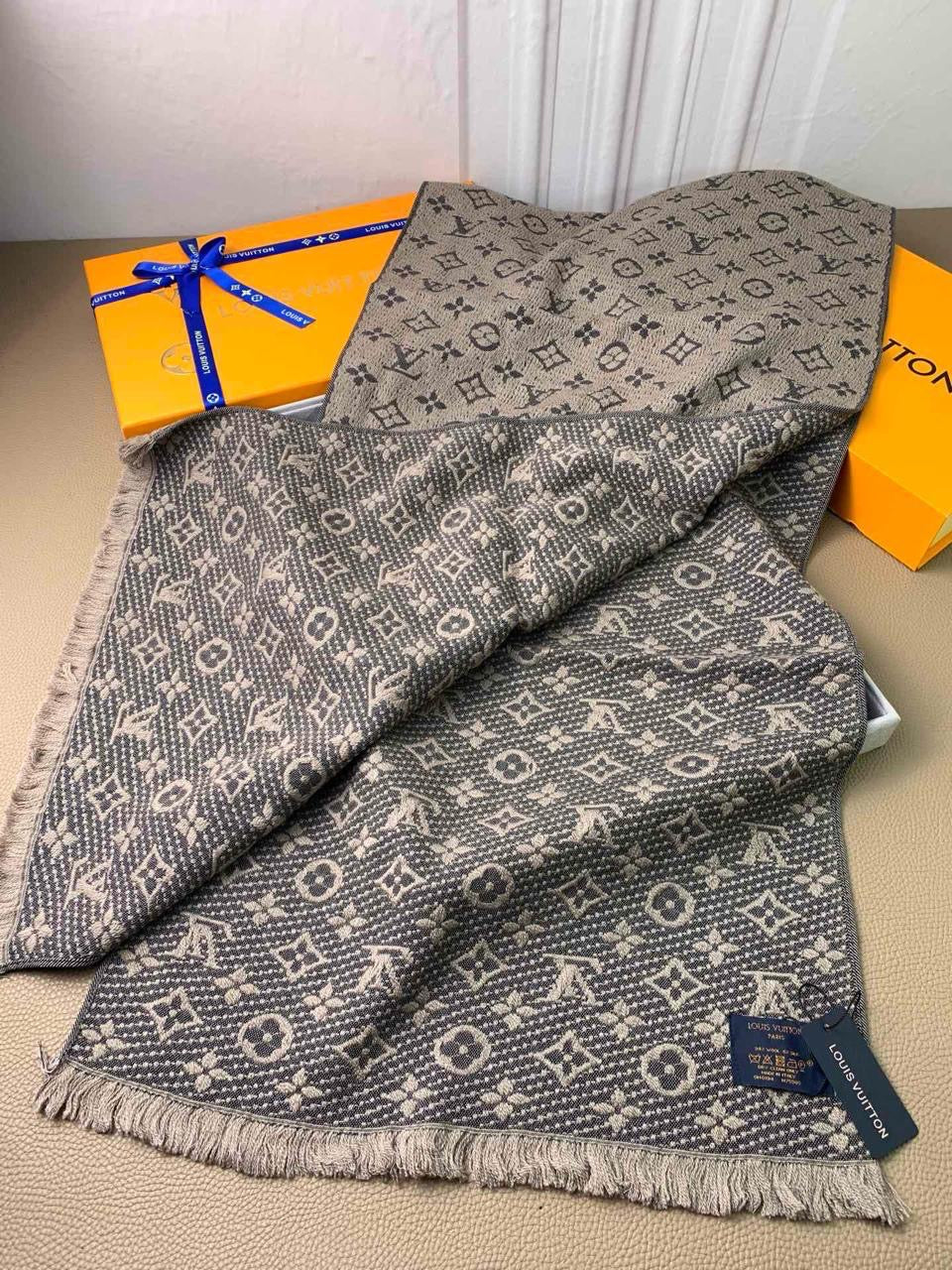 Lv scarf