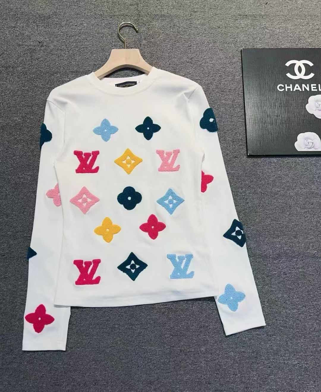 Lv sweater