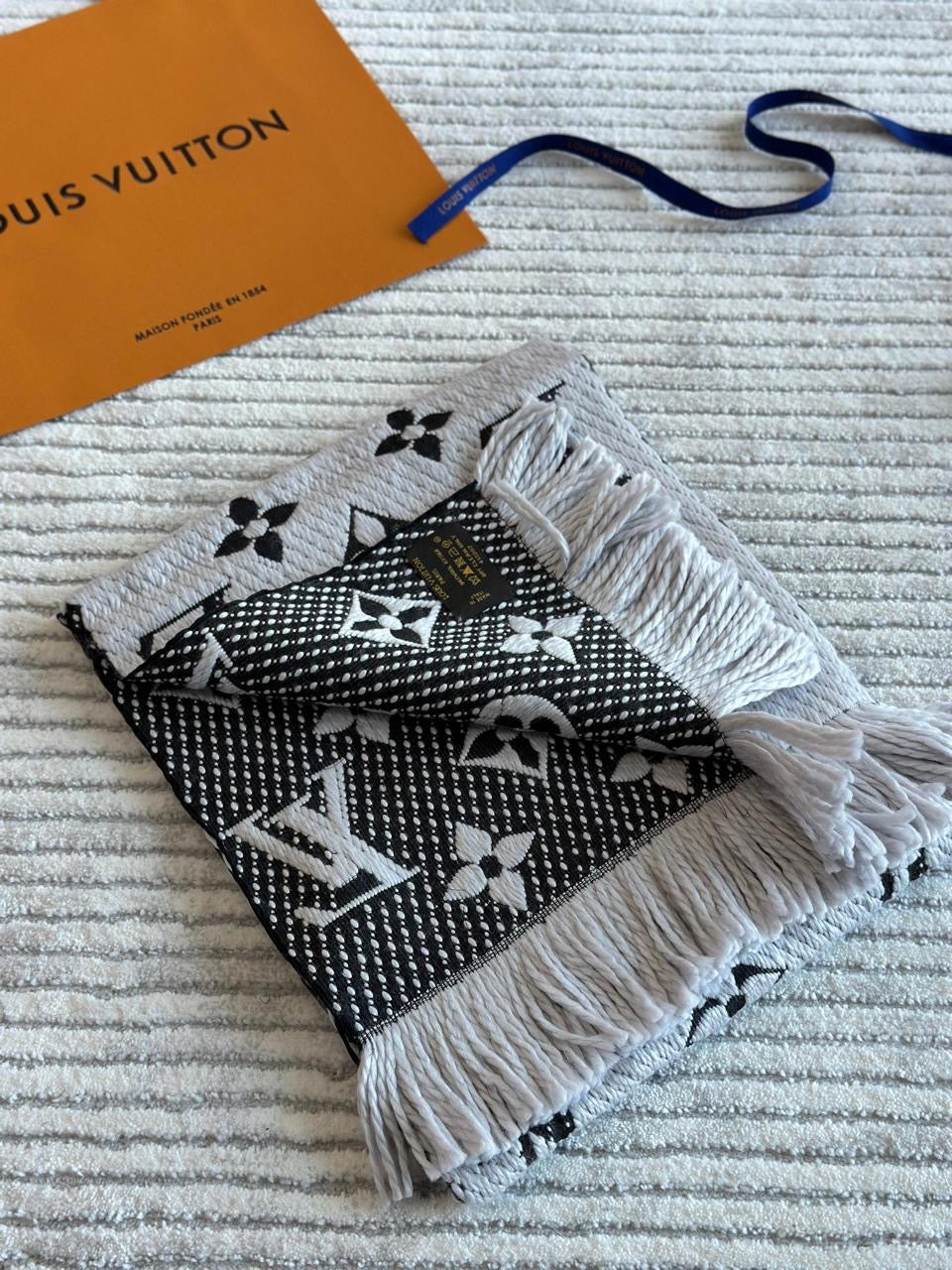 Lv scarf